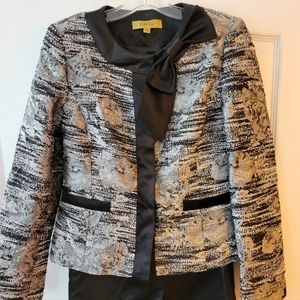 Kasper elegant set of 2 pcs Jacket a skirt silver and black
